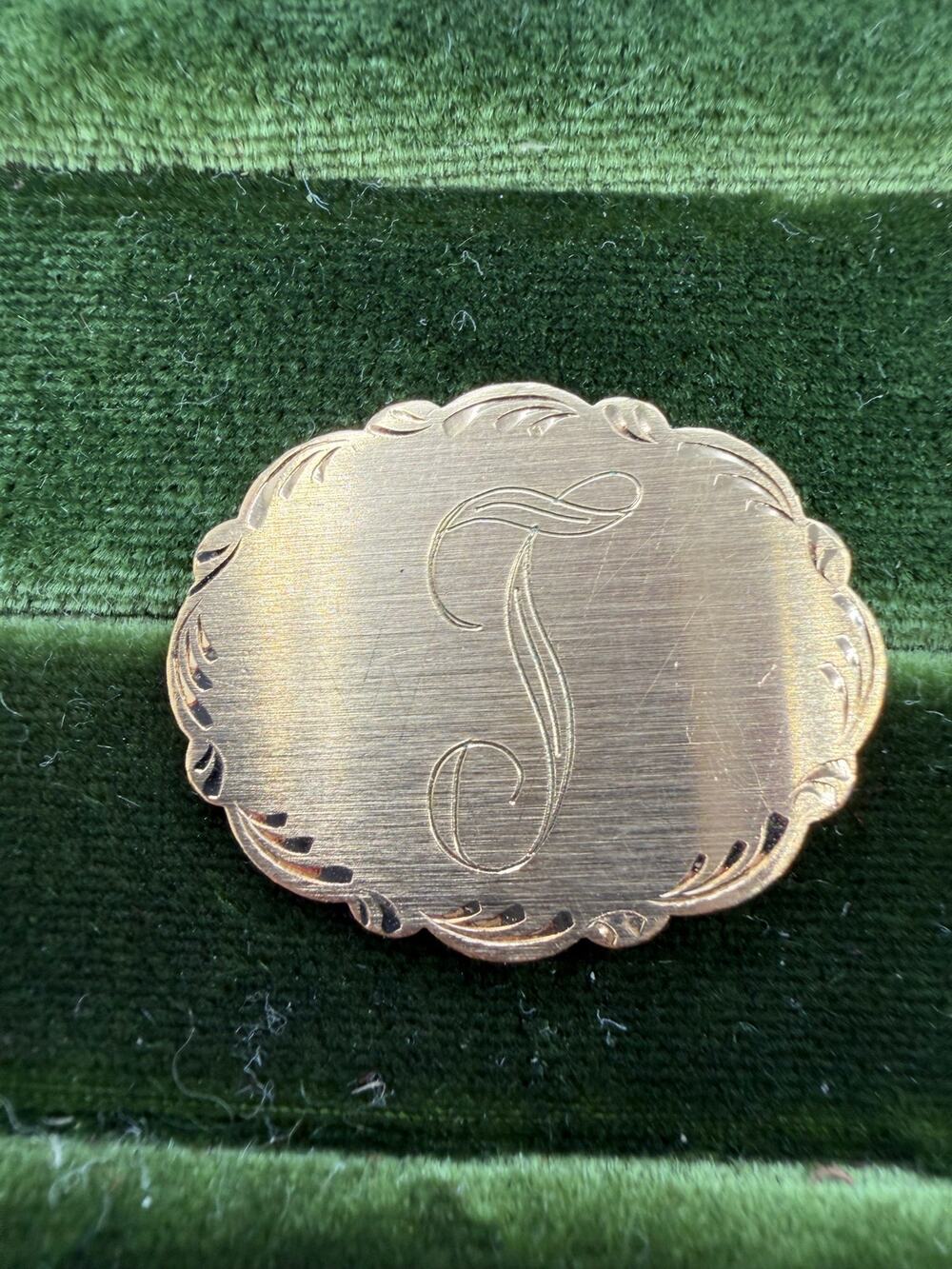 vintage oval monogram brooch pin “T” la mode